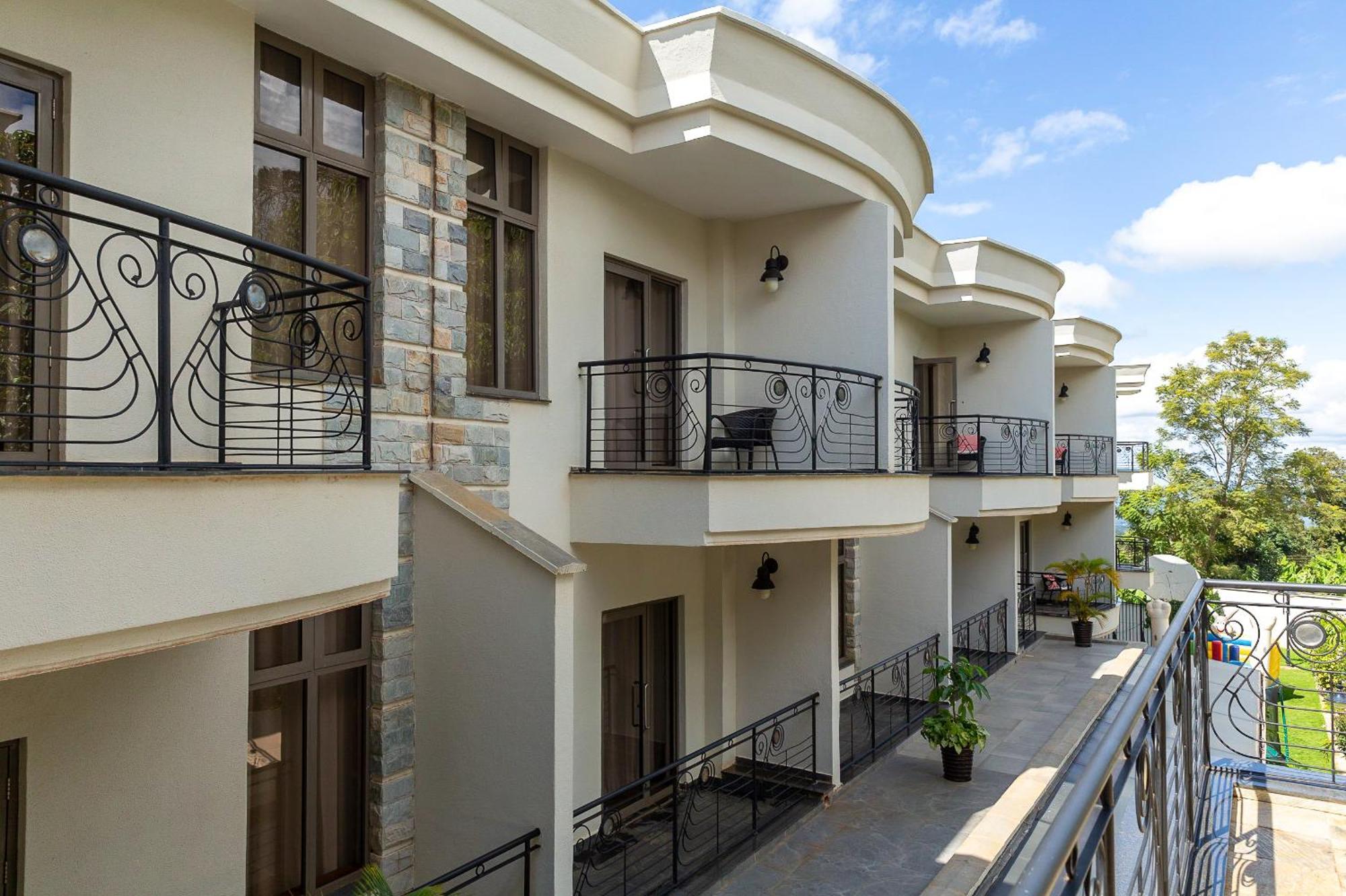 Alba Hotel Meru Exterior photo